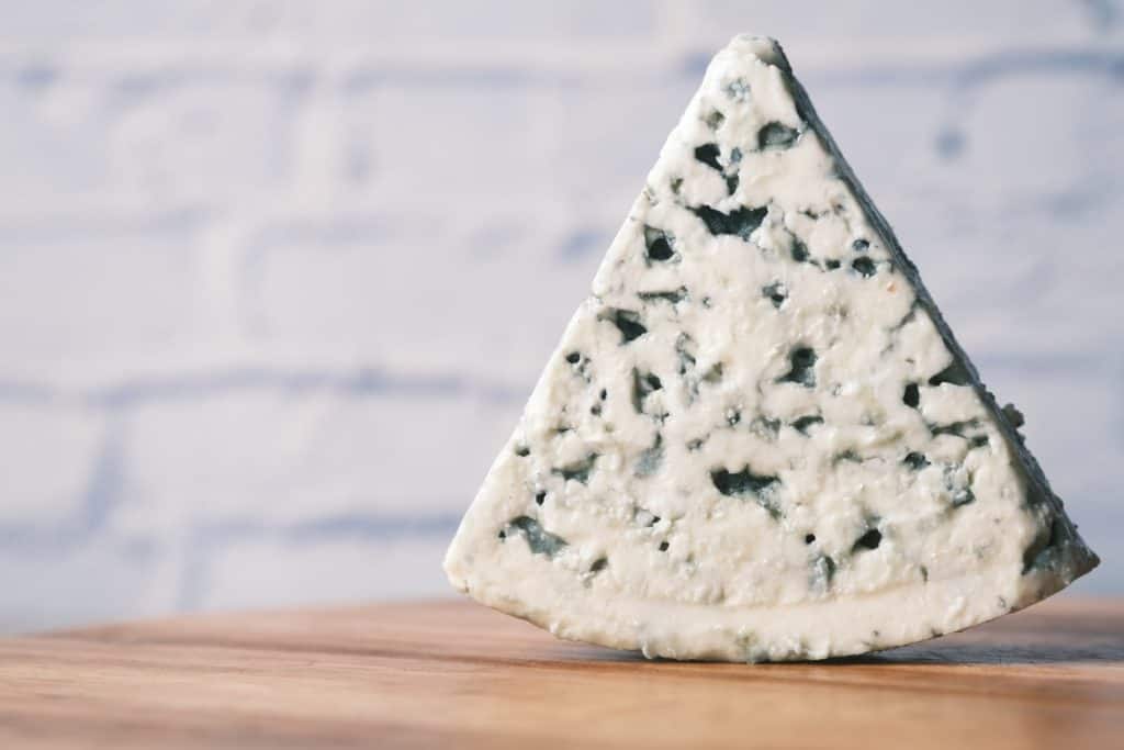 what-does-gorgonzola-cheese-taste-like-a-chef-weighs-in-itsfoodtastic